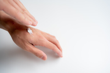 ハンドクリームを塗るイメージ