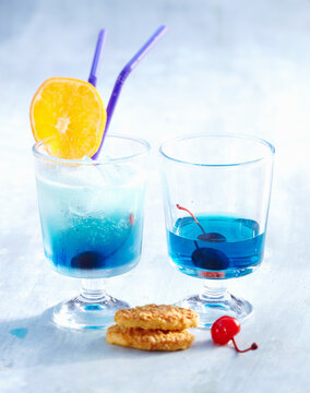 Blue Eyes (cocktail with vermouth, gin, curacao and ginger ale)
