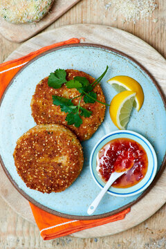Salmon cakes with sesame seeds