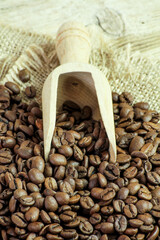 tas de grains de café sur une toile de jute