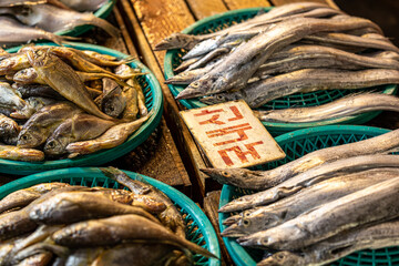 韓国の市場のタチウオと魚