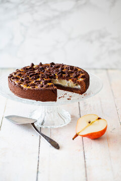 Chocolate crumble cake made with spelt flour and pears (vegan)