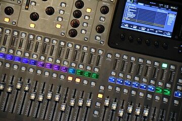 Audio-Mischpult mit vielen Reglern und Schiebern 