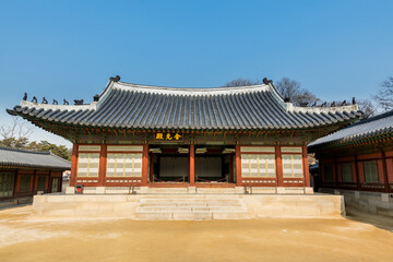 Obraz premium Korean wooden traditional house with black tiles in Gyeongbokgung, also known as Gyeongbokgung Palace or Gyeongbok Palace, the main royal palace of Joseon dynasty.