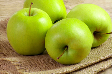 pommes vertes sur une table en bois