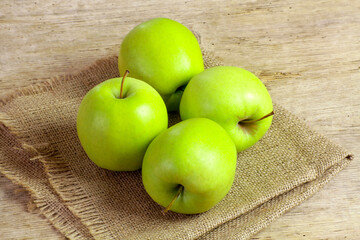 pommes vertes sur une table en bois