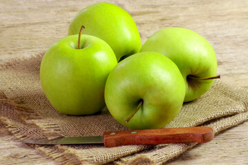 pommes vertes sur une table en bois