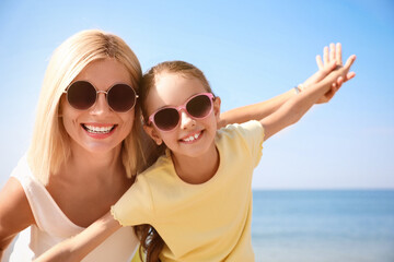 Obraz premium Mother and daughter at beach. Family vacation