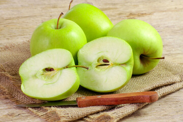 pommes vertes sur une table en bois