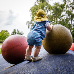 M&auml;dchen auf Spielplatz