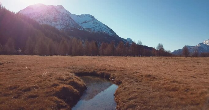 rivi&egrave;re et plaine alpine en automne - Suisse