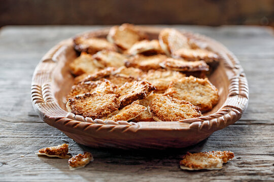 Sesame biscuits in a clay bowl