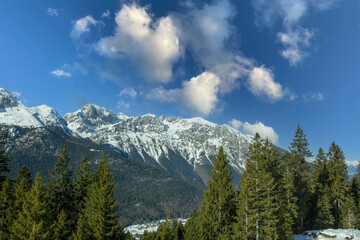 Fototapeta na wymiar snow capped mountains in the national park 