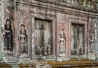 Fototapeta na wymiar Bas-reliefs in temple Ta Prohm in Angkor