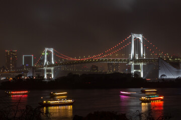 Fototapeta na wymiar Rainbow bridge at night in Daiba district in Tokyo (Japan)