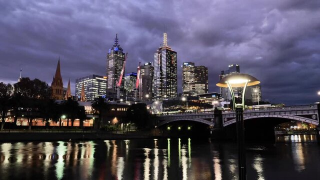 4K TIME-LAPSE SUNSET AT THE YARRA RIVER IN DOWNTOWN MELBOURNE, AUSTRALIA