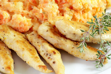 aiguillettes de poulet grillés, purée de carottes et pommes de terre