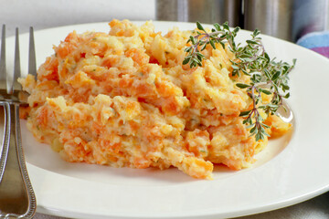 assiette de purée de carottes sur une table