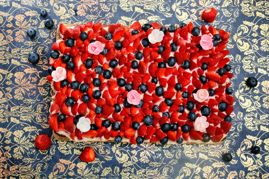 Strawberry and blueberry cake with flowers