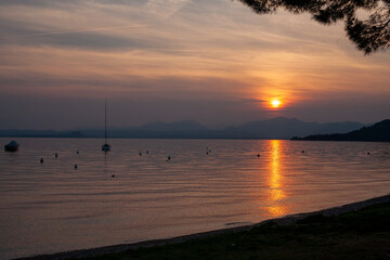 Fototapeta na wymiar tramonto a bardolino lago di garda