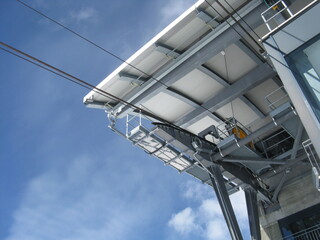 Cableway for the transport of tourists at high altitude on the immaculate snow