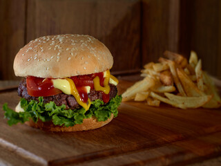 Fotografia de comida, hamburguesa casera y cerveza