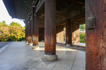 京都名所　朝日のさす南禅寺の三門
