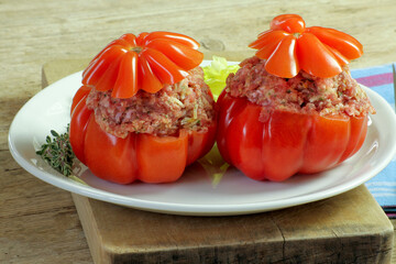 tomates farcies cru dans une assiette