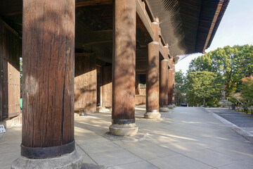 京都　朝日のさす南禅寺の三門