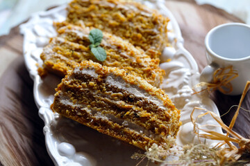 fatiado bolo de cenoura em uma travessa.