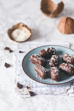 Vegan coconut bars with chocolat