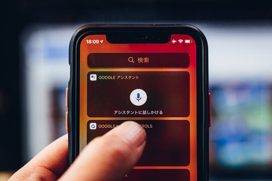 iPhoneでGoogleアシスタントを起動。iOS上のグーグルアプリ。AI/音声検索