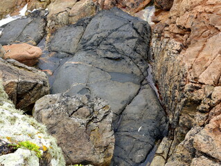 Rocks with oil spill from the sinking of oil tanker MV Prestige in 2002. Costa da Morte Region 18 years after, Camariñas, Coruña, Galicia, Spain.