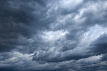 Obraz premium Stormy sky with storm clouns on the sunset with beautiful sun