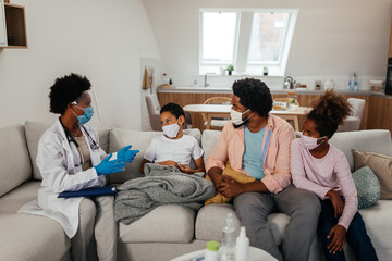 Obraz premium Healthcare worker at home visit during examination