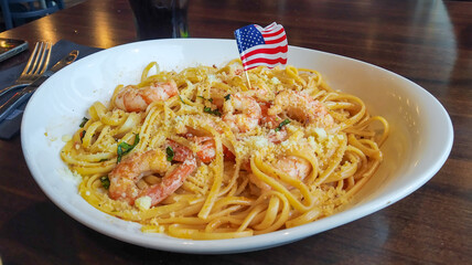 fuente de pasta con marisco y queso con una bandera de los estados unidos de america