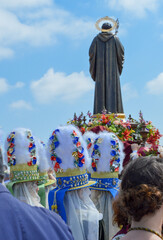 procesión de san benito abad en el cerro de andévalo, huelva.
seguido por jamugueras vestidas con...