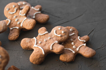 Fototapeta ginger cookies with frosting in the form of a smile on a gray background. traditional sweets for Christmas. Rado cookies with spices (cinnamon and star anise) obraz
