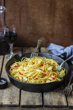 Spaghetti aglio, olio e peperoncino, blach pepper, red wine (Italy)
