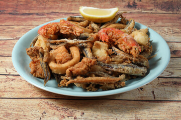 Fried fish portion (anchovies, bienmesabe, cod, squid and prawns)