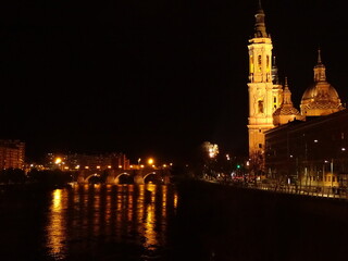 Fototapeta na wymiar Basílica Nuestra Señora del Pilar sobre el Rio Ebro, de noche
