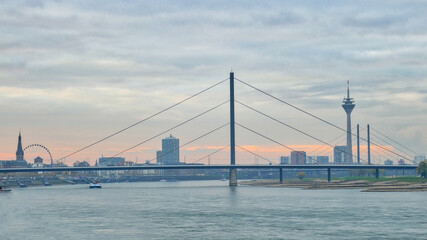 Der Rhein bei Düsseldorf