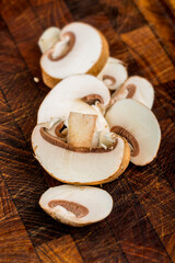 Pilzpfanne mit braunen Champignons