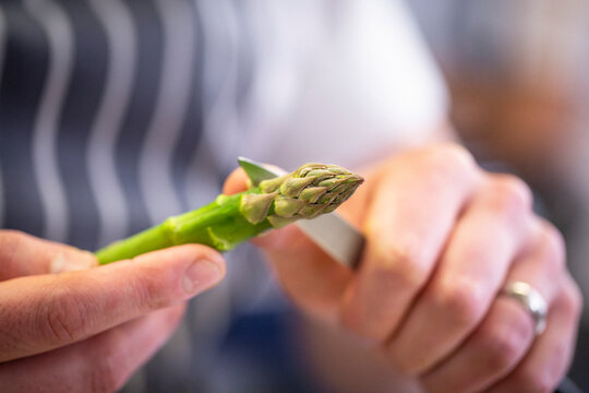 Preparing green asparagus