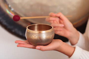 Fototapeta na wymiar Singing bowl, ceremony of welness, sound of tibet