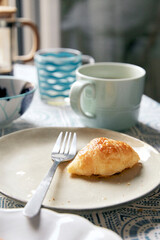 Desayuno cafe zumo de naranja y croissant