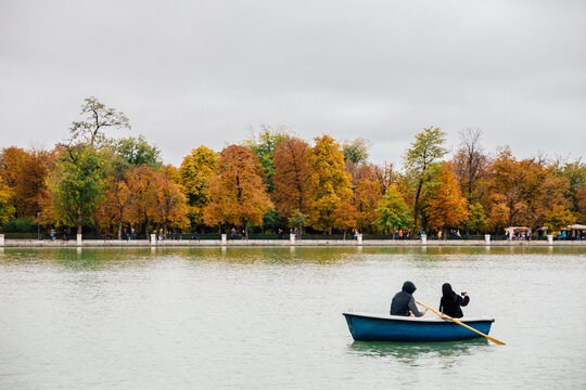 Barca en el parque del retiro, Paisaje de oto&ntilde;o en madrid