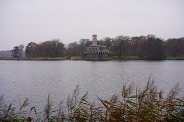 Winterliche Panoramalandschaft der Havel mit der Heilandskirche am Port von Sacrow bei nebeligem...