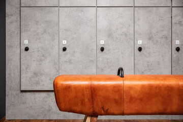 Brauner Turnbock im used Look in Umkleide von Fitnessstudio