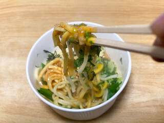 コンビニ弁当の台湾混ぜそばをいただきます。